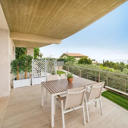 Kiara Torri Del Benaco