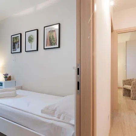 Kiara Torri Del Benaco